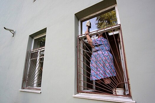 Почему в Петербурге жителей первых этажей заставляют демонтировать решетки на окнах