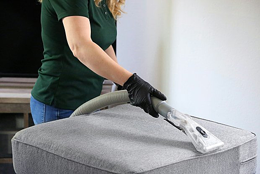 Стал известен новый способ очистить диван от пятен без разводов