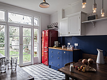 Как небанально оформить синюю кухню: пример из Лондона