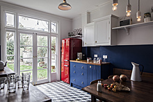 Как небанально оформить синюю кухню: пример из Лондона