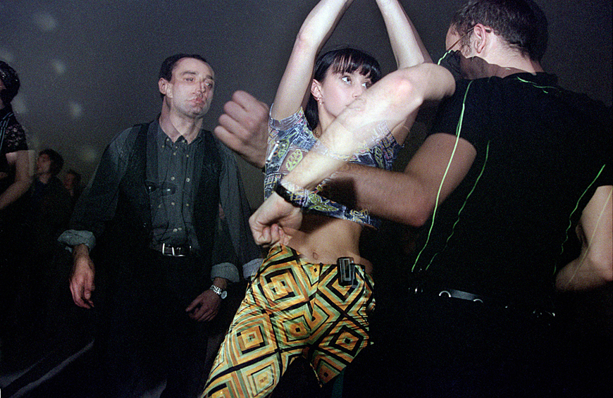 Танцующие люди в московском ночном клубе, 1993 год.
