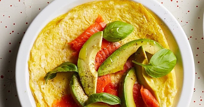 Омлет с авокадо и копчёным лососем назвали лучшим завтраком для памяти