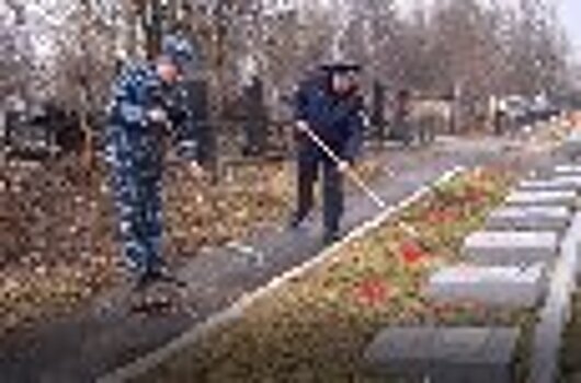 Сотрудники и ветераны ИК-1 ГУФСИН России по Пермскому краю провели уборку воинских захоронений в городе Соликамск