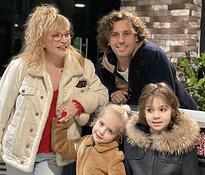 Максим Галкин поделился теплым домашним фото жены с детьми