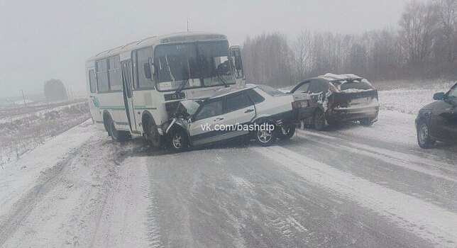 Легковушка и грузовик столкнулись в Башкирии