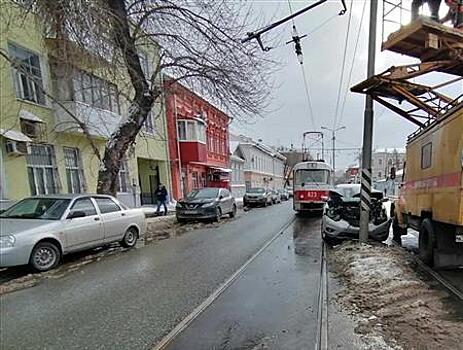 В центре Самары пострадал водитель иномарки, врезавшийся в столб