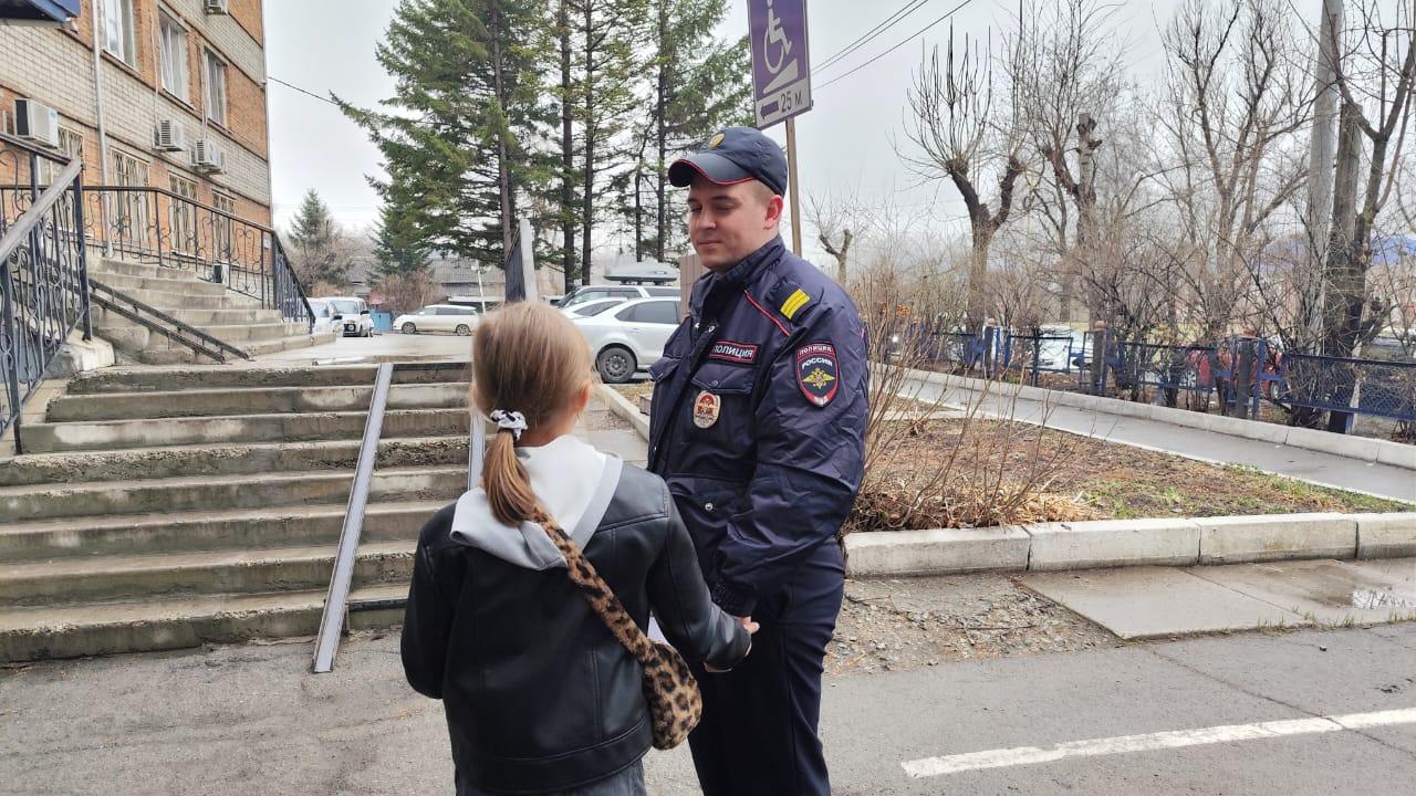 В Приморском крае полицейские разыскали ушедшую из дома 9-летнею девочку