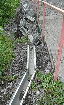Дождь спустил ливневку на проезжую часть в кузбасском городе