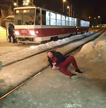 Видео: в Самаре пьяный мужчина ради забавы лёг головой на трамвайные пути