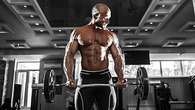 Тренер назвал фитнес-привычки, которые мешают наращивать мышечную массу после 40 лет