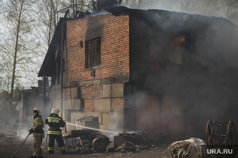 В поселке ЯНАО пожарные спасли из огня пять человек