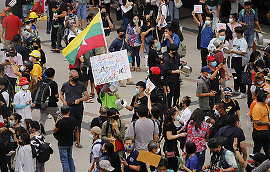 В Бангкоке сотни протестующих участвуют в акции в поддержку народа Мьянмы