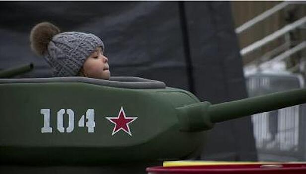 Дети учатся управлять танками