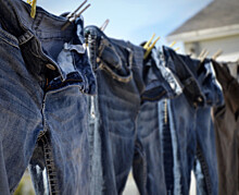 Вам не стоит часто стирать джинсы (да и вообще всю одежду!). И вот почему