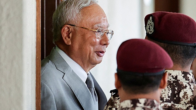 Экс-премьера Малайзии суд признал виновным в хищении бюджетных средств