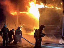 Мощный пожар в гараже с 6 грузовиками и 2 электрокарами попал на видео