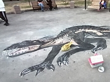 Челябинская художница нарисовала на асфальте индораптора из &ldquo;Мира юрского периода&rdquo;