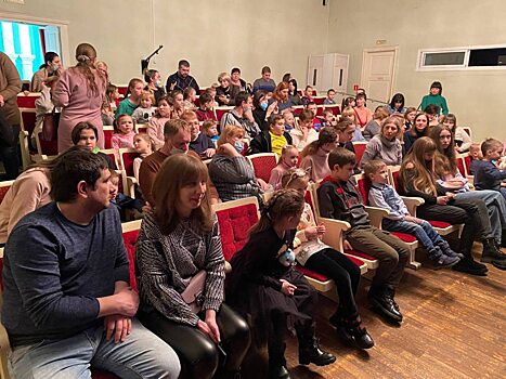 Беженцы из ДНР и ЛНР посетили шоу иллюзионистов в Саратове