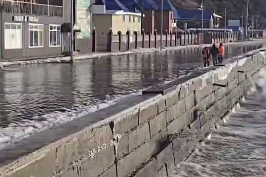 Академик Бычков объяснил появление воды на дороге, идущей вдоль озера Байкал