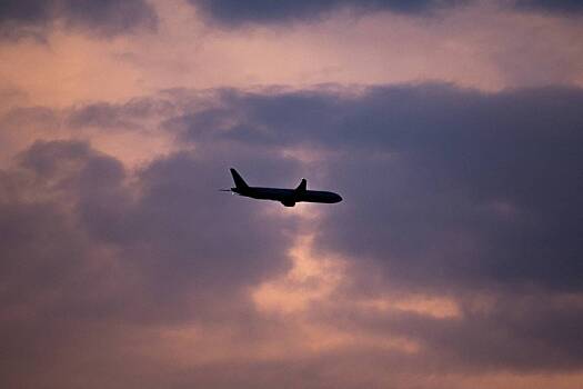 Пилотов самолета с россиянами на борту попытались ослепить лазером в небе