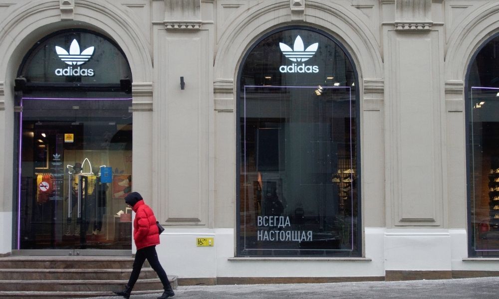 Названа сумма, которую потерял Adidas после ухода из России