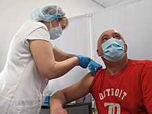 Медиков предложили премировать за вакцинацию россиян