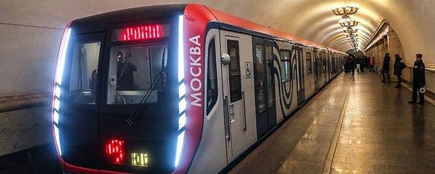 В Москве на станции метро «Бауманская» пассажир упал под поезд