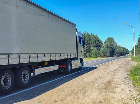 Ветер перевернул фуру: непогода парализовала федеральную трассу Тюмень – Омск