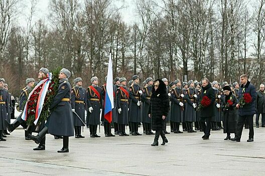 Матвиенко возложила цветы к монументу «Мать-Родина» в Петербурге