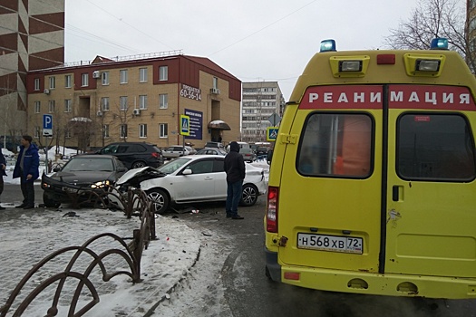 Тюменка пострадала при столкновении трех легковушек