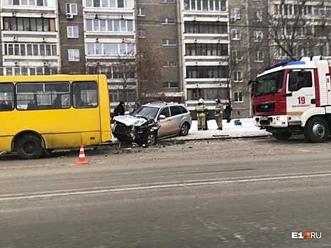 Появилось видео ДТП на Эльмаше, где пьяный водитель протаранил маршрутку на остановке