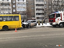 Появилось видео ДТП на Эльмаше, где пьяный водитель протаранил маршрутку на остановке