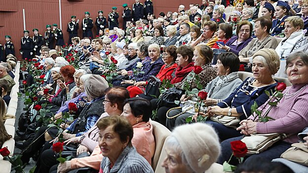 В Пензе матерям участников СВО вручили медали за активную помощь