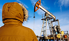 Доходы России от продажи нефти рухнули почти вдвое