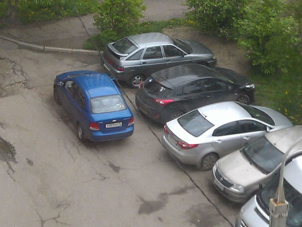 Перегородил дорогу что делать. Заблокирована машина на парковке. Карта перекрытия дорог 9 мая чита. Машина во дворе. Перегородил дорогу что делать.