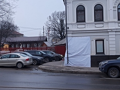 Разрушенный грейдером дом на Ильинке прикрыли фальш-фасадом