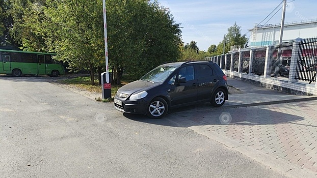 В Вологде оштрафовали водителя, оставившего машину на тротуаре