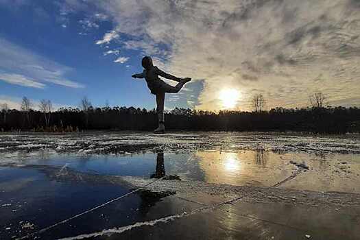 Зачем мне солнце Монако: девушку на коньках заметили на озере в Новосибирске
