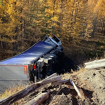 В Челябинской области в результате ДТП фура улетела в кювет, пассажиры легковушки застряли в кузове
