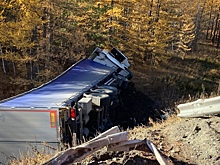 В Челябинской области в результате ДТП фура улетела в кювет, пассажиры легковушки застряли в кузове