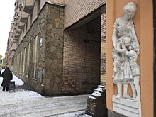 В Петербурге на фасаде доходного дома Станового заметили треснувший горельеф