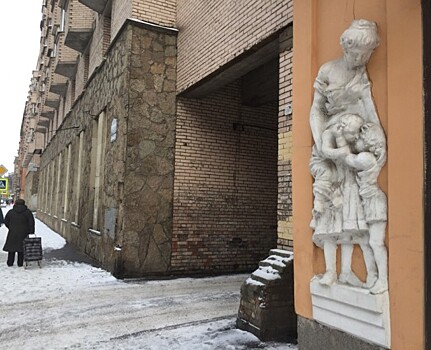 В Петербурге на фасаде доходного дома Станового заметили треснувший горельеф
