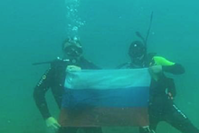 Российские дайверы развернули триколор на дне Черного моря