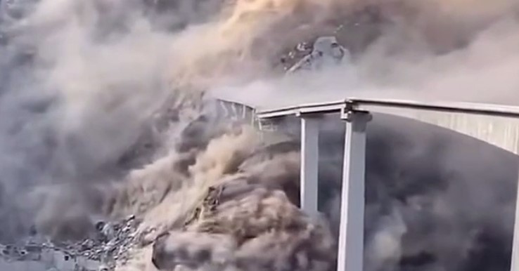 В Китае частично обрушился автомобильный мост