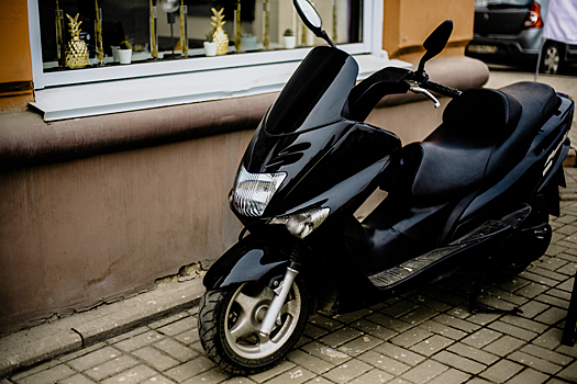 В Колпне перевернулся байкер без прав