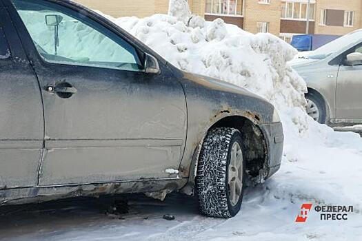 В Екатеринбурге неизвестные обливают автомобили кислотой