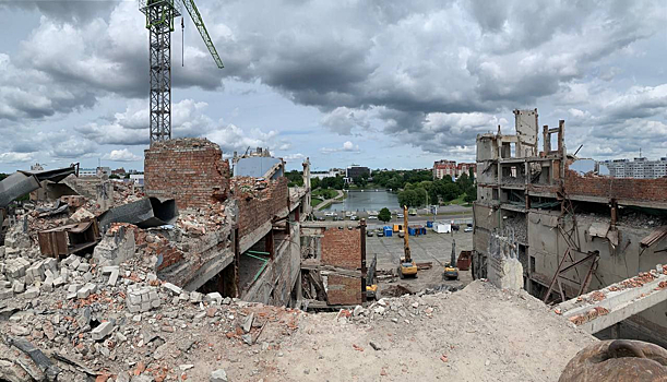 Плита насмерть придавила рабочего в Калининграде