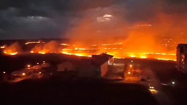 Жители Кузбасса показали видео мощного пожара у жилых домов