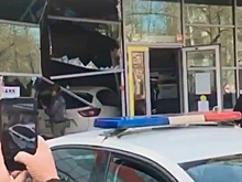 Машина въехала в помещение банка в Севастополе: кадры с места