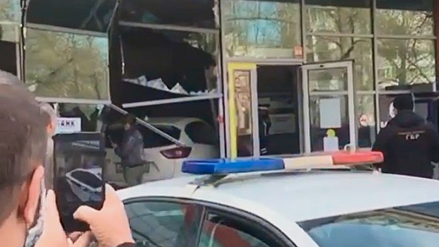 Машина въехала в помещение банка в Севастополе: кадры с места